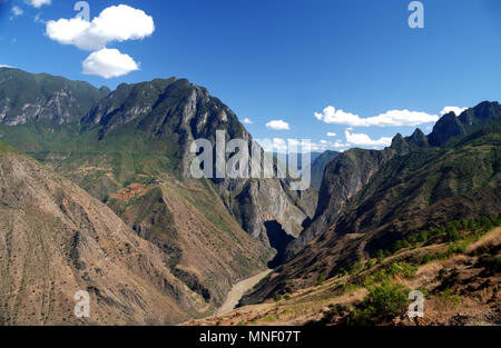 Tiger Leaping Gorge (Chinesisch:"¢ ÌøÏ¿; Pinyin: H ¨ ¨ ³Ti ¤ o Xi"¢) ist eine Schlucht auf dem Yangtze ¨C lokal das Golden Sands River (½ðÉ³½-; J ¨ © nsh genannt Stockfoto