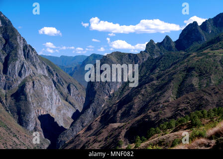 Tiger Leaping Gorge (Chinesisch:"¢ ÌøÏ¿; Pinyin: H ¨ ¨ ³Ti ¤ o Xi"¢) ist eine Schlucht auf dem Yangtze ¨C lokal das Golden Sands River (½ðÉ³½-; J ¨ © nsh genannt Stockfoto