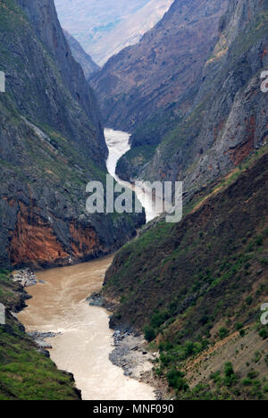 Tiger Leaping Gorge (Chinesisch:"¢ ÌøÏ¿; Pinyin: H ¨ ¨ ³Ti ¤ o Xi"¢) ist eine Schlucht auf dem Yangtze ¨C lokal das Golden Sands River (½ðÉ³½-; J ¨ © nsh genannt Stockfoto