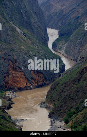 Tiger Leaping Gorge (Chinesisch:"¢ ÌøÏ¿; Pinyin: H ¨ ¨ ³Ti ¤ o Xi"¢) ist eine Schlucht auf dem Yangtze ¨C lokal das Golden Sands River (½ðÉ³½-; J ¨ © nsh genannt Stockfoto