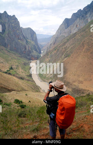 Tiger Leaping Gorge (Chinesisch:"¢ ÌøÏ¿; Pinyin: H ¨ ¨ ³Ti ¤ o Xi"¢) ist eine Schlucht auf dem Yangtze ¨C lokal das Golden Sands River (½ðÉ³½-; J ¨ © nsh genannt Stockfoto