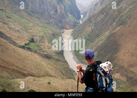 Tiger Leaping Gorge (Chinesisch:"¢ ÌøÏ¿; Pinyin: H ¨ ¨ ³Ti ¤ o Xi"¢) ist eine Schlucht auf dem Yangtze ¨C lokal das Golden Sands River (½ðÉ³½-; J ¨ © nsh genannt Stockfoto