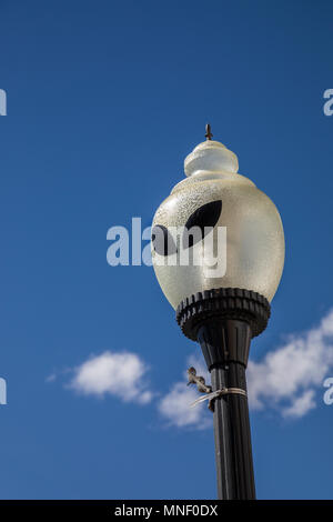 Straßenbeleuchtung mit fremden Augen, Roswell, New Mexico, USA Stockfoto