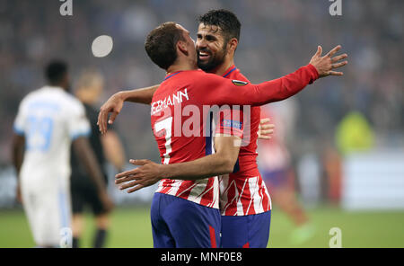 Atletico Madrid Antoine Griezmann (links) und Diego Costa feiern den Gewinn der UEFA Europa League im Parc Olympique Lyonnais, Lyon. Stockfoto