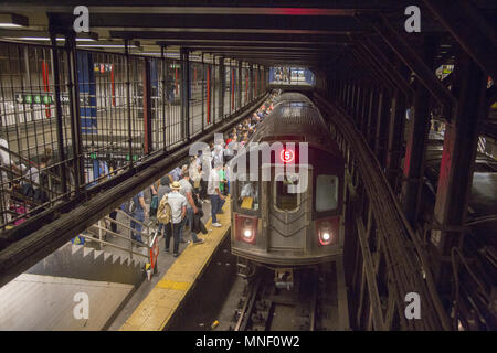 A#5 Zug zieht in die Union Square Station plaform an der 14. Straße in New York City. Stockfoto