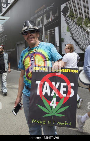 Alle möglichen Leute März in den jährlichen Marihuana Parade am Broadway in New York City für die Legalisierung von Cannabis für den medizinischen sowie Freizeitgestaltung. Stockfoto