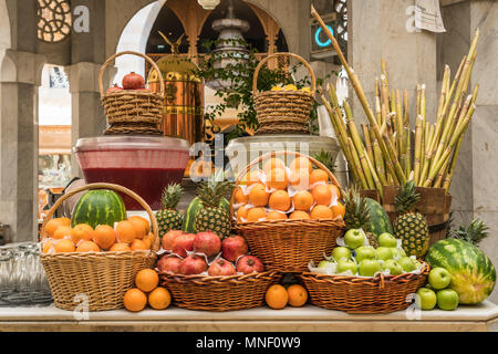 Eine Frucht Anzeige im Souk Restaurant in der Wafi Shopping Center, Dubai, Vereinigte Arabische Emirate, Naher Osten. Stockfoto