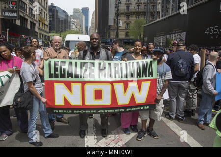 Alle möglichen Leute März in den jährlichen Marihuana Parade am Broadway in New York City für die Legalisierung von Cannabis für den medizinischen sowie Freizeitgestaltung. Stockfoto