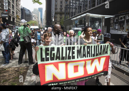 Alle möglichen Leute März in den jährlichen Marihuana Parade am Broadway in New York City für die Legalisierung von Cannabis für den medizinischen sowie Freizeitgestaltung. Stockfoto