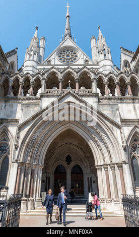 Vor dem Eingang zu den königlichen Höfen joustice in Central London. Old Bailey mit Menschen aus dem Gebäude holding Taschen Recht und Ordnung Stockfoto