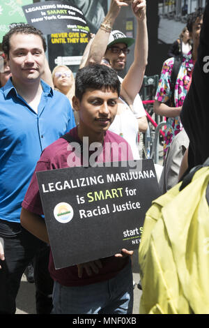 Alle möglichen Leute März in den jährlichen Marihuana Parade am Broadway in New York City für die Legalisierung von Cannabis für den medizinischen sowie Freizeitgestaltung. Stockfoto