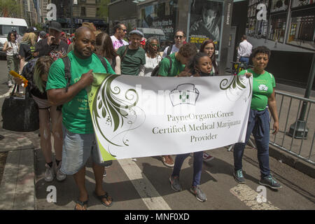 Alle möglichen Leute März in den jährlichen Marihuana Parade am Broadway in New York City für die Legalisierung von Cannabis für den medizinischen sowie Freizeitgestaltung. Stockfoto