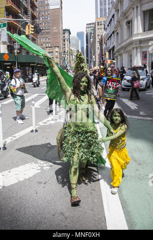 Alle möglichen Leute März in den jährlichen Marihuana Parade am Broadway in New York City für die Legalisierung von Cannabis für den medizinischen sowie Freizeitgestaltung. Stockfoto