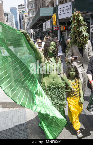 Alle möglichen Leute März in den jährlichen Marihuana Parade am Broadway in New York City für die Legalisierung von Cannabis für den medizinischen sowie Freizeitgestaltung. Stockfoto