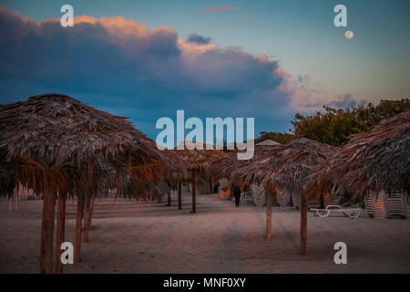 Umkleidekabinen am Strand unter Moonlight-Varadero, Kuba Stockfoto