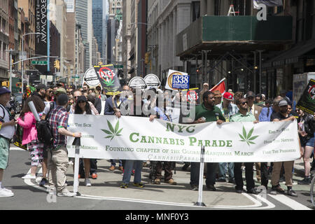 Alle möglichen Leute März in den jährlichen Marihuana Parade am Broadway in New York City für die Legalisierung von Cannabis für den medizinischen sowie Freizeitgestaltung. Stockfoto