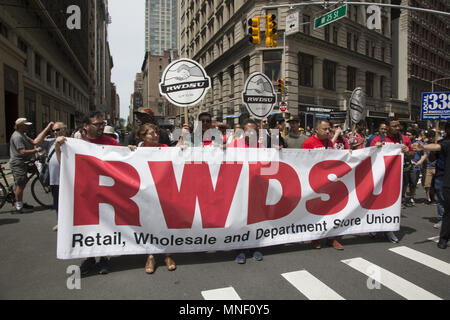 Alle möglichen Leute März in den jährlichen Marihuana Parade am Broadway in New York City für die Legalisierung von Cannabis für den medizinischen sowie Freizeitgestaltung. Stockfoto