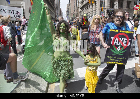 Alle möglichen Leute März in den jährlichen Marihuana Parade am Broadway in New York City für die Legalisierung von Cannabis für den medizinischen sowie Freizeitgestaltung. Stockfoto