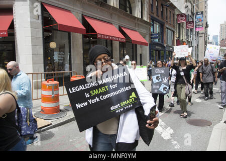 Alle möglichen Leute März in den jährlichen Marihuana Parade am Broadway in New York City für die Legalisierung von Cannabis für den medizinischen sowie Freizeitgestaltung. Stockfoto