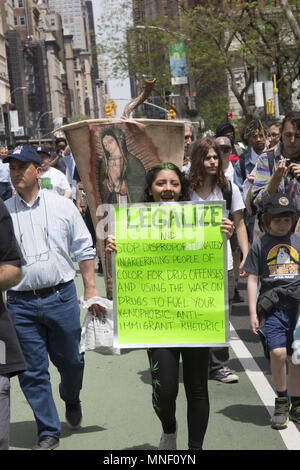 Alle möglichen Leute März in den jährlichen Marihuana Parade am Broadway in New York City für die Legalisierung von Cannabis für den medizinischen sowie Freizeitgestaltung. Stockfoto