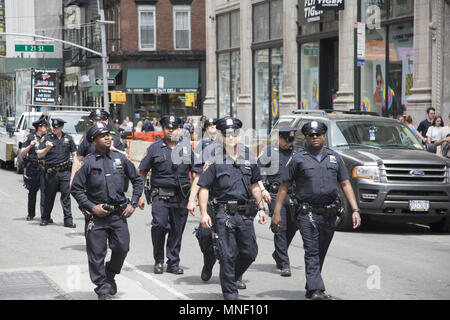 Spaziergang Gruppe von New York City Polizisten den Broadway hinunter während der jährlichen Marihuana Parade in Manhattan. Stockfoto