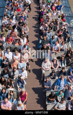 Eine voll Vergnügen oder touristische Ausflüge Schifffahrt auf der Themse im Zentrum von London an einem hellen und sonnigen Sommern. Menschenmassen verpackt auf Boot Stockfoto