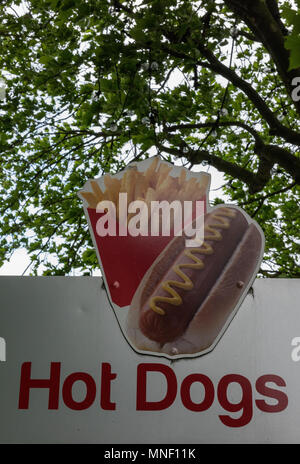 Ein großes Schild oben auf einen Burger van Werbung Hot Dogs und Chips oder Pommes frites. Burger und Pommes und Hot Dogs im baps mit Senf und Tomatensauce. Stockfoto