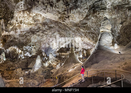 Touristische im grossen Zimmer, Carlsbad Caverns, New Mexico, USA Stockfoto