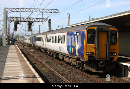 Zwei Klasse 156 diesel multiple units im Norden Livree in Carnforth Bahnhof Gleis 2 mit einem Personenzug nach Barrow-in-Furness. Stockfoto