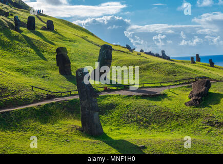 Moai-Statuen auf der Osterinsel wurden für den Transport vorbereitet, bevor sie auf mysteriöse Weise aufgegeben wurden. Stockfoto