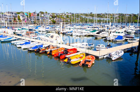 Ponton mit Yachten und Boote mit bunten Häuser auf einem Hügel im Hintergrund bei Kinsale Irland Yacht Club günstig Stockfoto