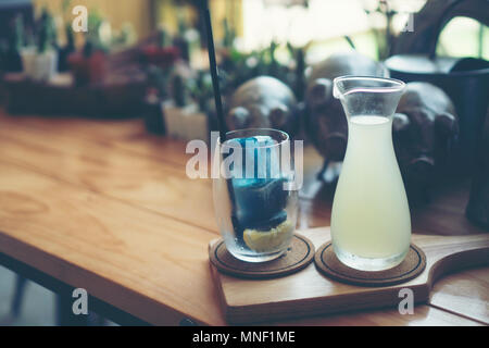 Blau Kraut und Zitrone Wasser mit Eis Stockfoto
