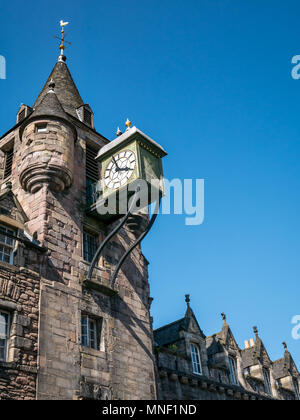 Alte 16. Jahrhundert Canongate Mautstelle, Royal Mile, Edinburgh, Schottland, Großbritannien jetzt People's Story Museum, den Glockenturm und die Uhr gegen den blauen Himmel Stockfoto