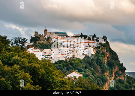 Typisch andalusischen weißen Dorf Pueblo blanco Casares, Andalusien, Spanien Stockfoto