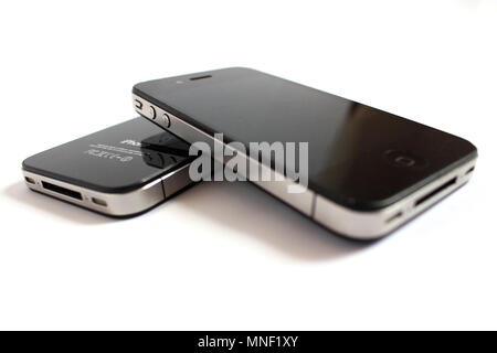 Iphone 4 und i-phone 4 s, Zwillinge smartphone, Redaktion Stockfoto