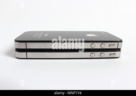 Iphone 4 und i-phone 4 s, Zwillinge smartphone, Redaktion Stockfoto