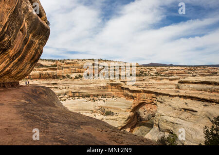 Panoramablick auf Wanderer, Sipapu Bridge, und Landschaft im Natural Bridges National Monument, Utah Stockfoto