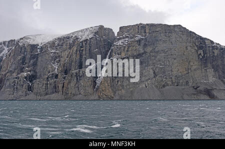 Schroffe Felsen in Sam Ford Fjord, Baffin Island in Nunavut, Kanada Stockfoto