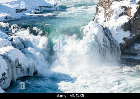 Wilde Wasser der Skjalfandafljot Fluss in den Godafoss Wasserfall fließt. Wirbelnde türkisfarbenes Wasser, Schnee gefrorene Landschaft, felsigen Hintergrund Stockfoto