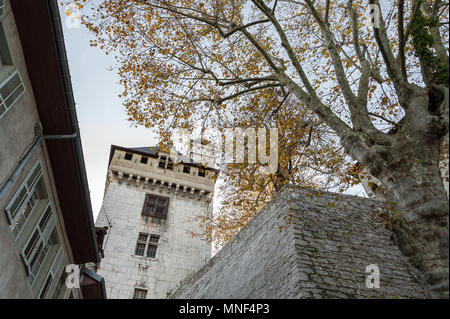 Das Finanzministerium oder Bargeld Turm, Teil der Herzöge von Savoyen Schloss, Chambery, Frankreich. Städtische Szene, Gebäuden, Herbstblätter und hellblauer Himmel Stockfoto