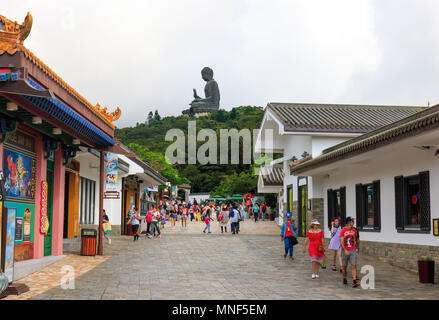 Hongkong, den 11. Juli 2017 - Menschen zu Fuß in Ngong Ping Village in Hongkong Stockfoto