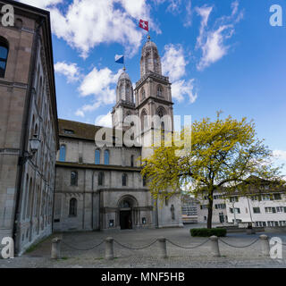 Die berühmten historischen Kirche in Zürich an einem Frühlingstag mit Fahnen an Aufmerksamkeit in einem lebhaften Wind Stockfoto