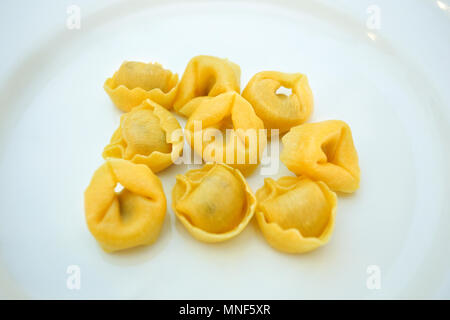 Traditionellen italienischen Tortellini Pasta über weiße Platte. Gesunde Ernährung. Mediterrane Küche. Stockfoto