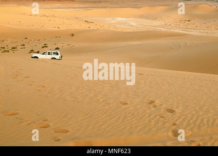 Wüstensafari. Off-road Fahrzeuge in der Wüste Sahara, Libyen. Blick aus dem Inneren des Autos. Getönten Foto. Instagram Filter angewendet. Stockfoto