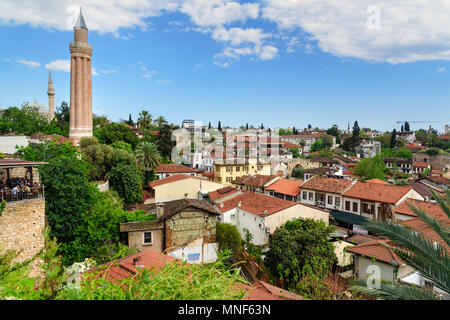 Antalya, Türkei - 21 April, 2018: Blick über die Dächer der Altstadt Kaleici und Yivli Minare Moschee Stockfoto