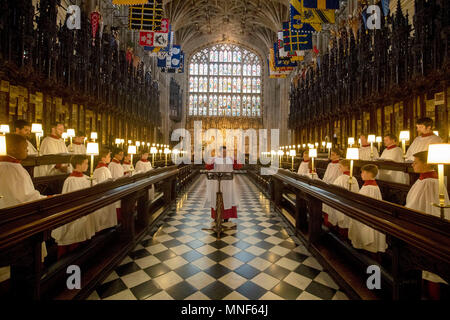 James Vivian, Direktor von Musik in der St. George's Chapel in Windsor leitet das St. George's Kapelle Chor während der Probe vor dem evensong und vor der Hochzeit von Prinz Harry und Megan Markle dieses Wochenende. Stockfoto