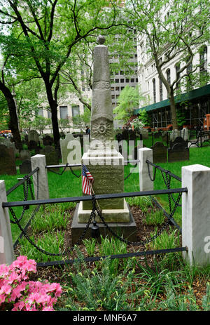 Das Feuerwehr-bedienfeld Denkmal in Manhattan Friedhof der Dreifaltigkeitskirche wurde 1865 von freiwilligen Feuerwehrmänner ihre toten Kameraden zu ehren. Stockfoto