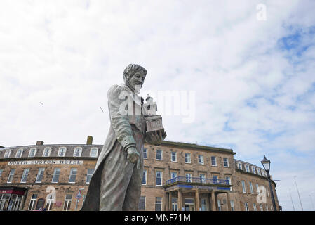 Statue des Gründers von Fleetwood Sir Peter Hesketh in Euston Park an der Vorderseite des North Euston Hotel Stockfoto