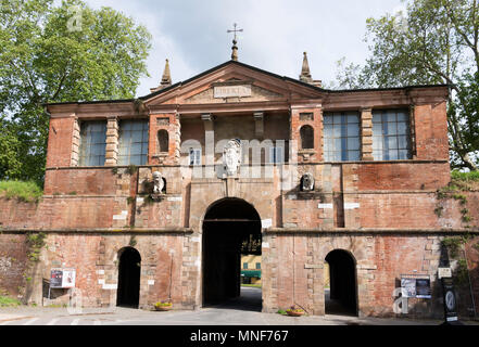 Die Porta San Pietro in die Stadtmauern von Lucca, Toskana, Italien, Europa Stockfoto