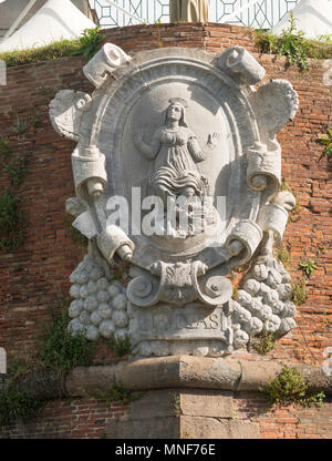 Steinbildhauerei der Madonna auf die Stadtmauern von Lucca, Toskana, Italien, Europa Stockfoto